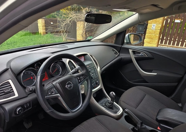 Opel Astra cena 28500 przebieg: 133000, rok produkcji 2010 z Połaniec małe 631